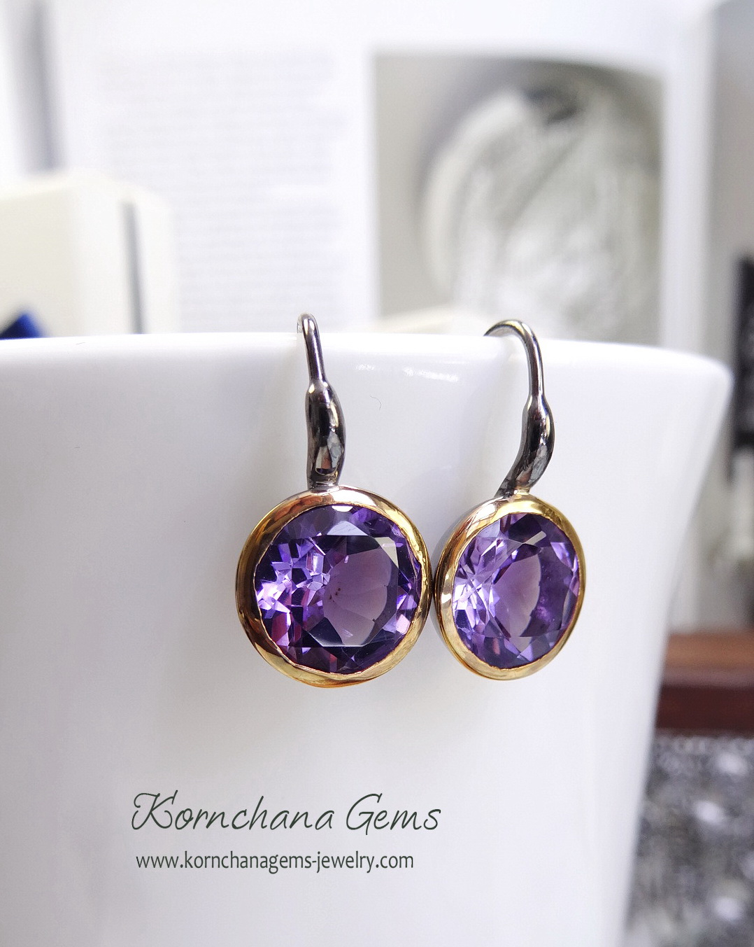 ต่างหูอเมทิสท์สีม่วงเข้มสวย อัญมณีสำหรับสาวราศีกุมภ์หรือคนเกิดเดือนกุมภา พลอยทรงกลมตัวเรือนเงินแท้รมดำขลิบทองเท่ห์ๆ ขนาดกำลังดี