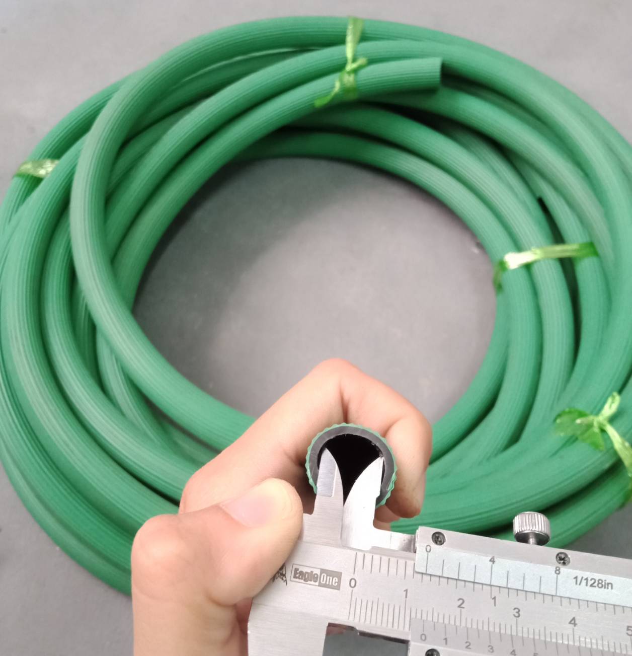 สายยางเขียวทึบ (1 ม.)