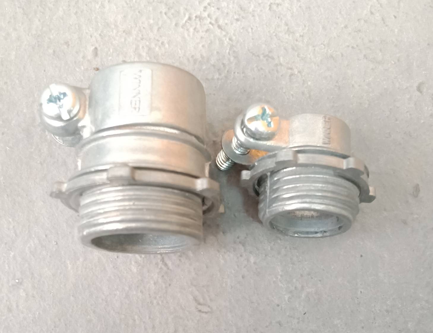 ข้อต่อเข้ากล่องท่ออ่อนเหล็ก 3/4" (คอนเน็คเตอร์เฟล็ก)