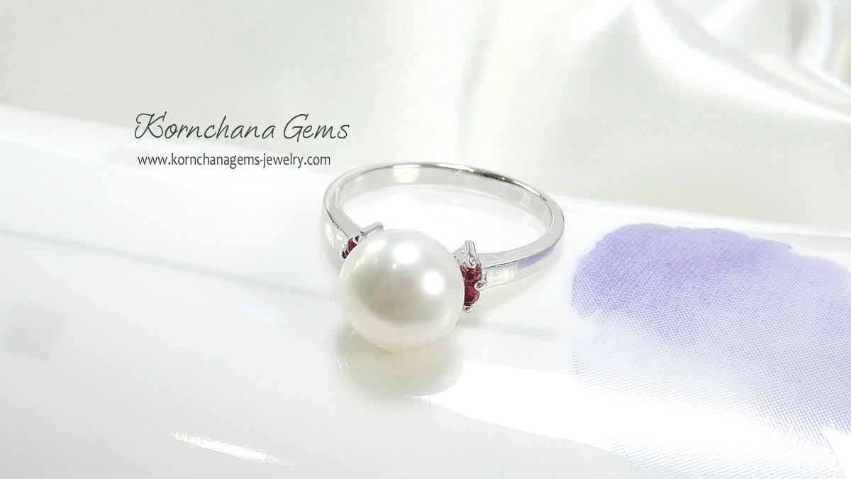 แหวนมุกน้ำจืดแท้สีครีม ดีไซน์เรียบเก๋ น่ารักใส่ติดนิ้วได้ทุกวัน ตัวเรือนเงินแท้ silver92 จัดส่งรวดเร็ว รับประกันความพึงพอใจ