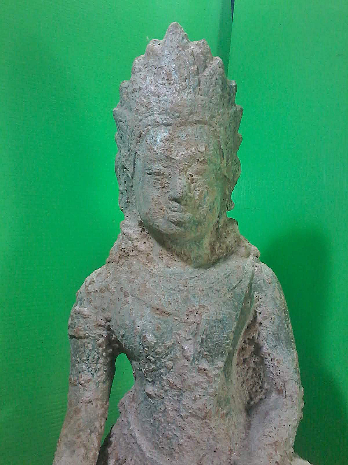 พระพุทธ เทริดขนนก หน้าตัก 9 นิ้ว เนื้อโลหะสำริดสภาพเก่า
