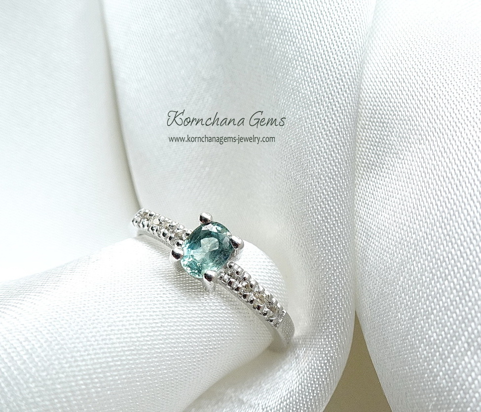 แหวนพลอยเขียวส่อง หรือ green sapphire เขียวส่องเป็นพลอยที่นับวันยิ่งหายากนะคะ วงนี้ออกมาในเฉดสีเขียวมินท์ค่ะ สวยหวาน ดีไซน์เรียบง่าย ใส่ติดนิ้วได้ทุกวัน