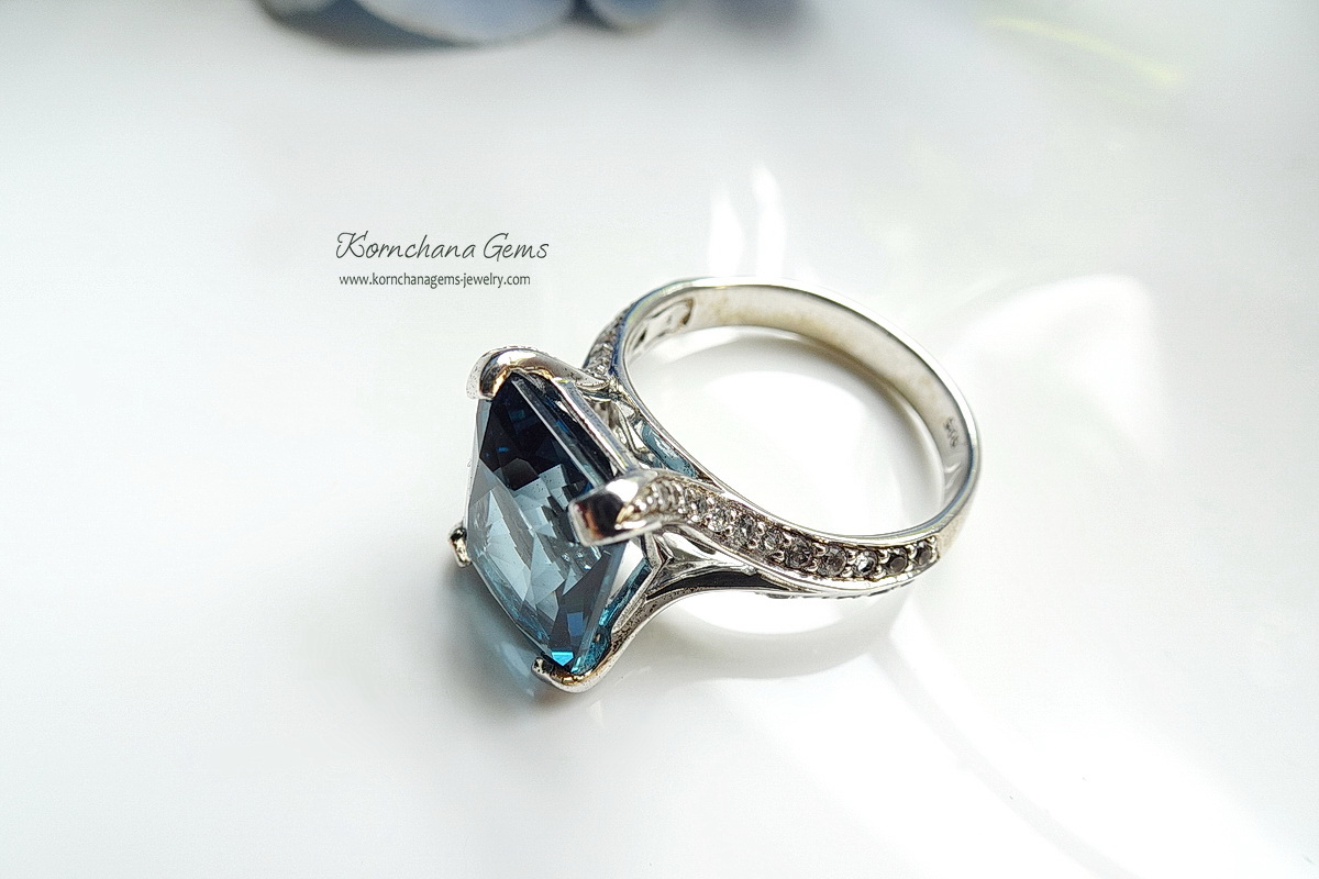 แหวนพลอยลอนดอนบลูโทพาสพลอยสีน้ำเงินเข้มเม็ดใหญ่ 7 กะรัต ตัวเรือนเงินแท้ ชุบทองคำขาว