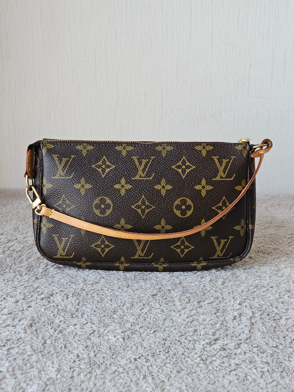 LV Pochette Mono