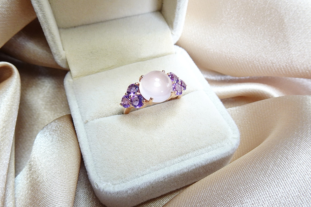 เซ็ทแหวนและต่างหูพลอยสีชมพูโรสควอทซ์ (rosequartz) พลอยหลังเบี้ย สีชมพูอ่อนใส หวานละมุน แมทซ์กับสีม่วงสดใสของอเมทิสท์ amethyst ที่บ่าข้าง สวยหวานลงตัว