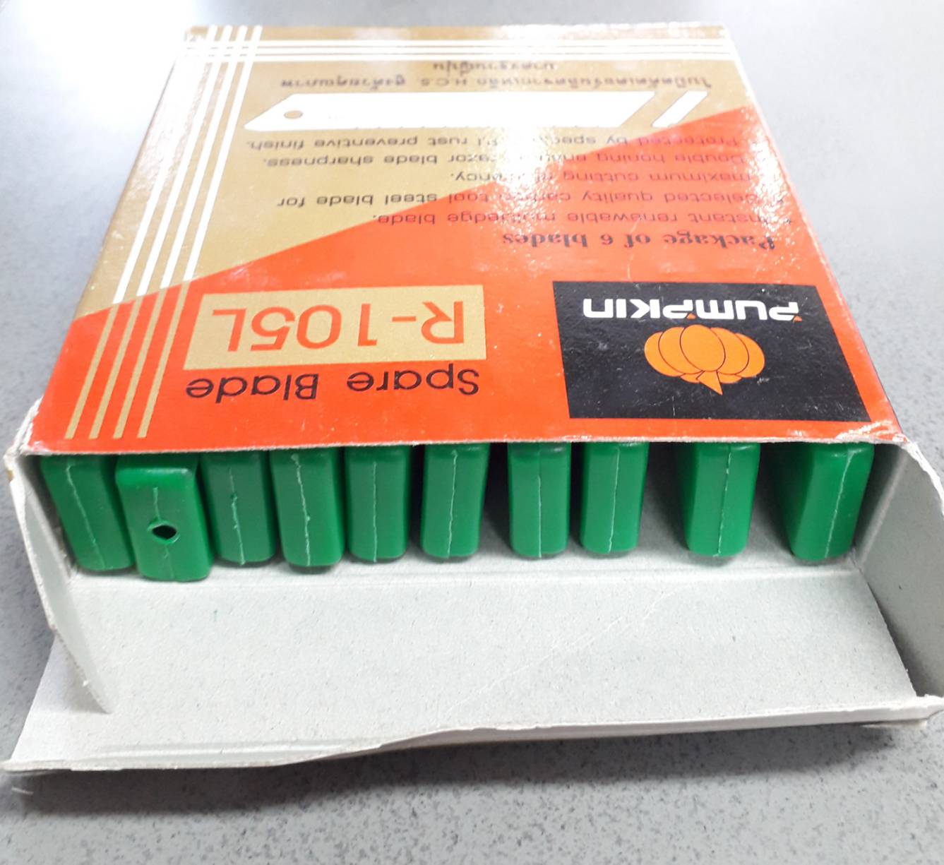 ใบมีดคัตเตอร์ใหญ่ พัมคิน R-105L (ห่อละ 6ใบ)
