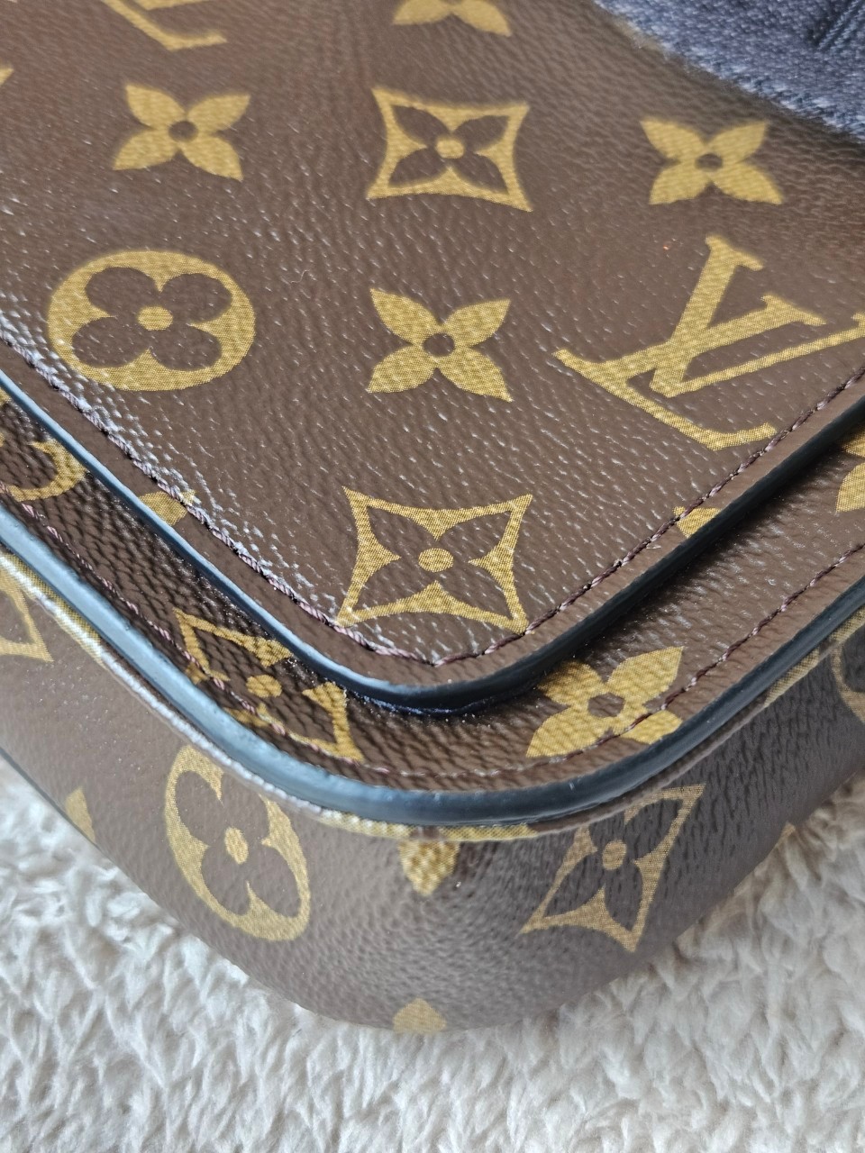 LV S-Lock Slingbag Microchip