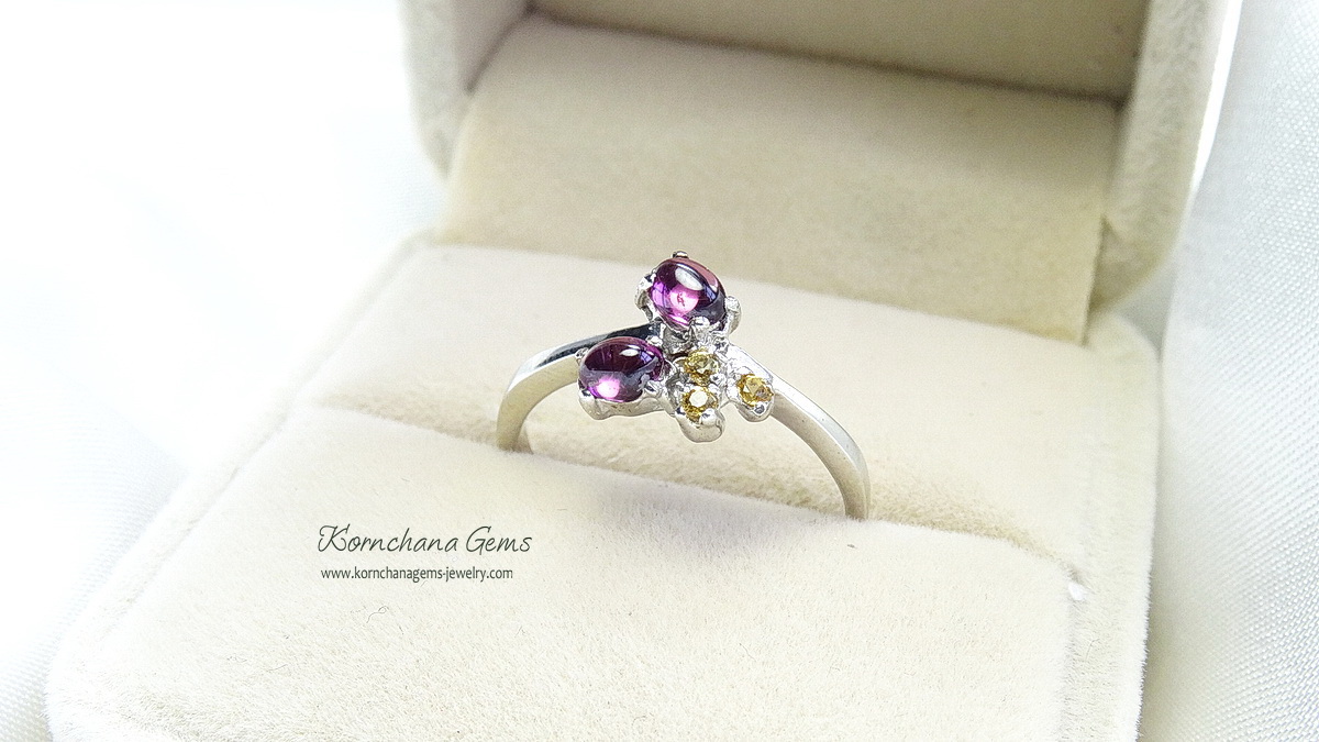แหวนพลอยโรโดไลท์สีชมพูอมม่วง ฝัง yellow sapphire บุษราคัมเม็ดเล็กน่ารัก ตัวเรือนเงินแท้ silver925 มี 2 สีค่ะ สีเงินและสีทอง