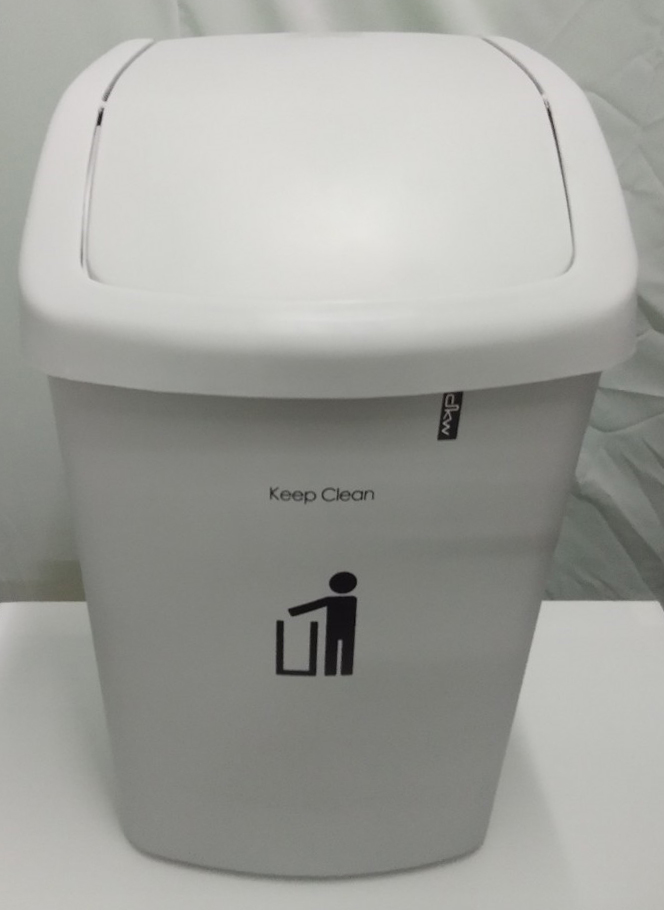 ถังขยะทรงเหลี่ยม ฝาสวิง 9 ลิตร