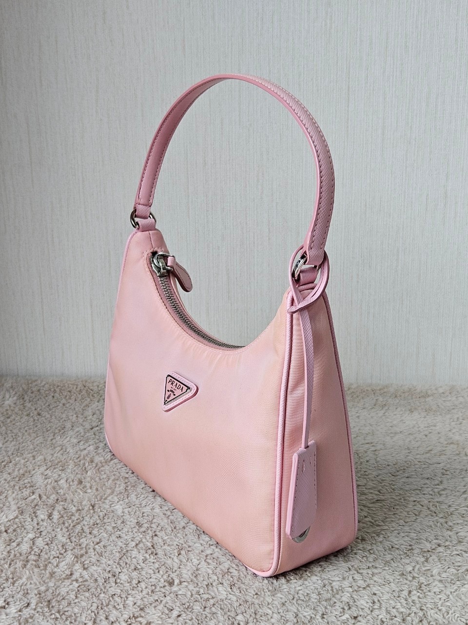 Prada Re-Edition 2005 Re-Nylon หูหนัง สีชมพู