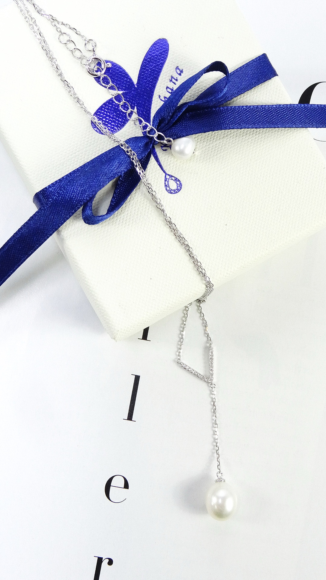 สร้อยจี้มุกแท้ ดีไซน์เก๋ตัวเรือนรูปตัว v ห้อยด้วยจี้มุกสีครีม พร้อมสร้อยเงินแท้ ความยาวจี้ 5 ซม. น่ารักมากค่ะ ชิ้นงานประณีต จัดส่งรวดเร็ว