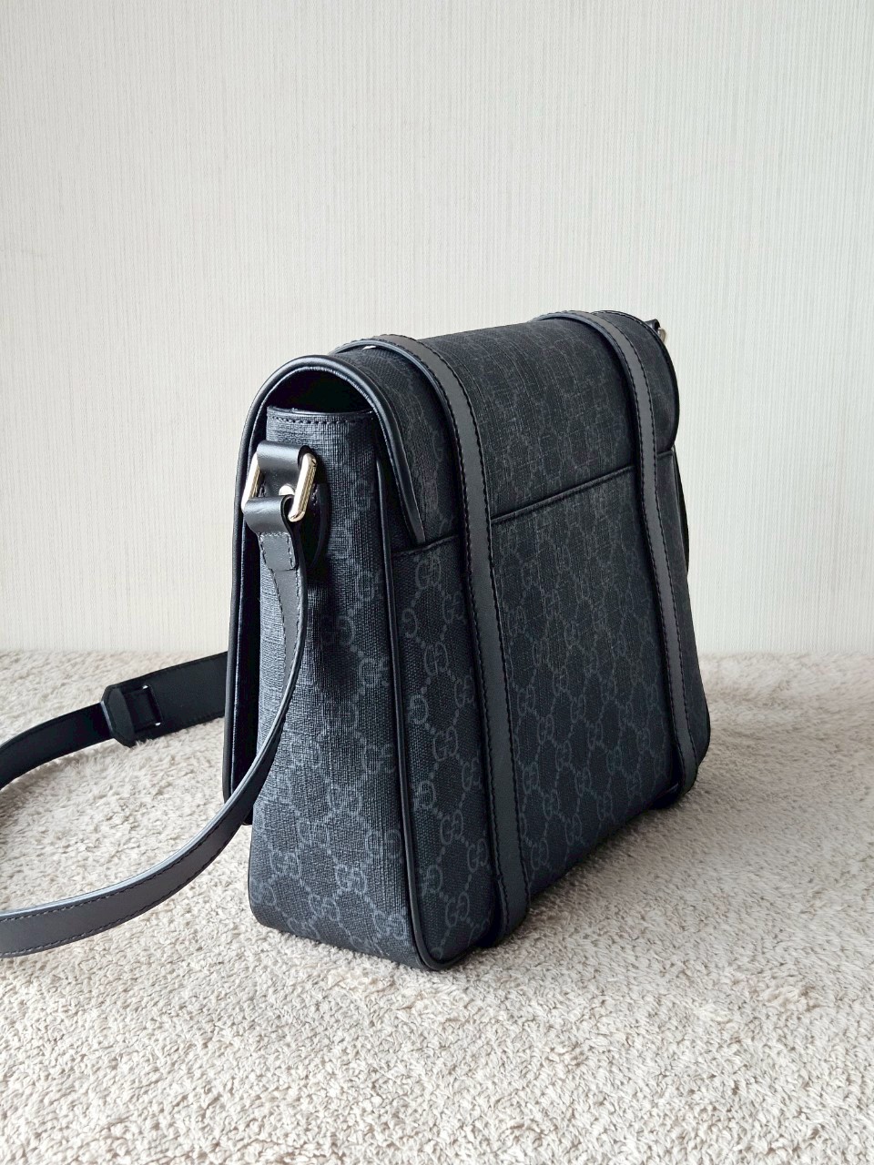 gucci messenger black GG