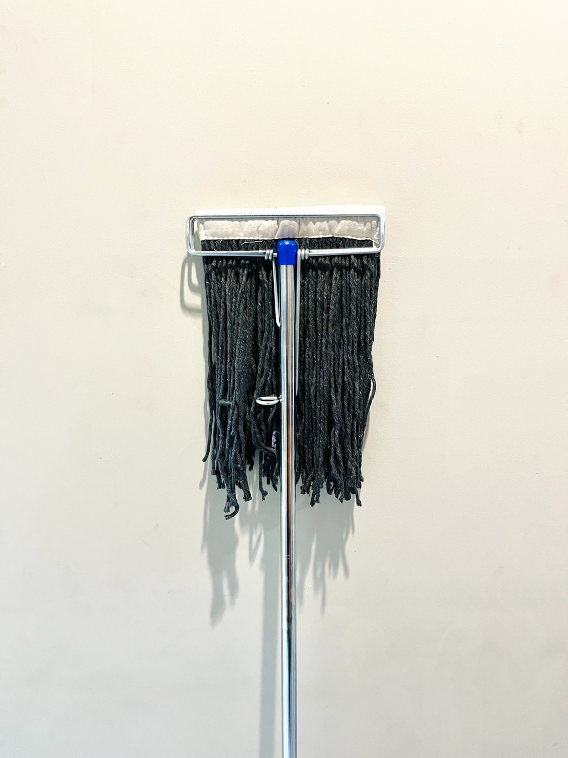 ไม้ถูพื้นผ้าเทา ม๊อบแบน ด้ามเหล็กชุบซิงค์ 10"