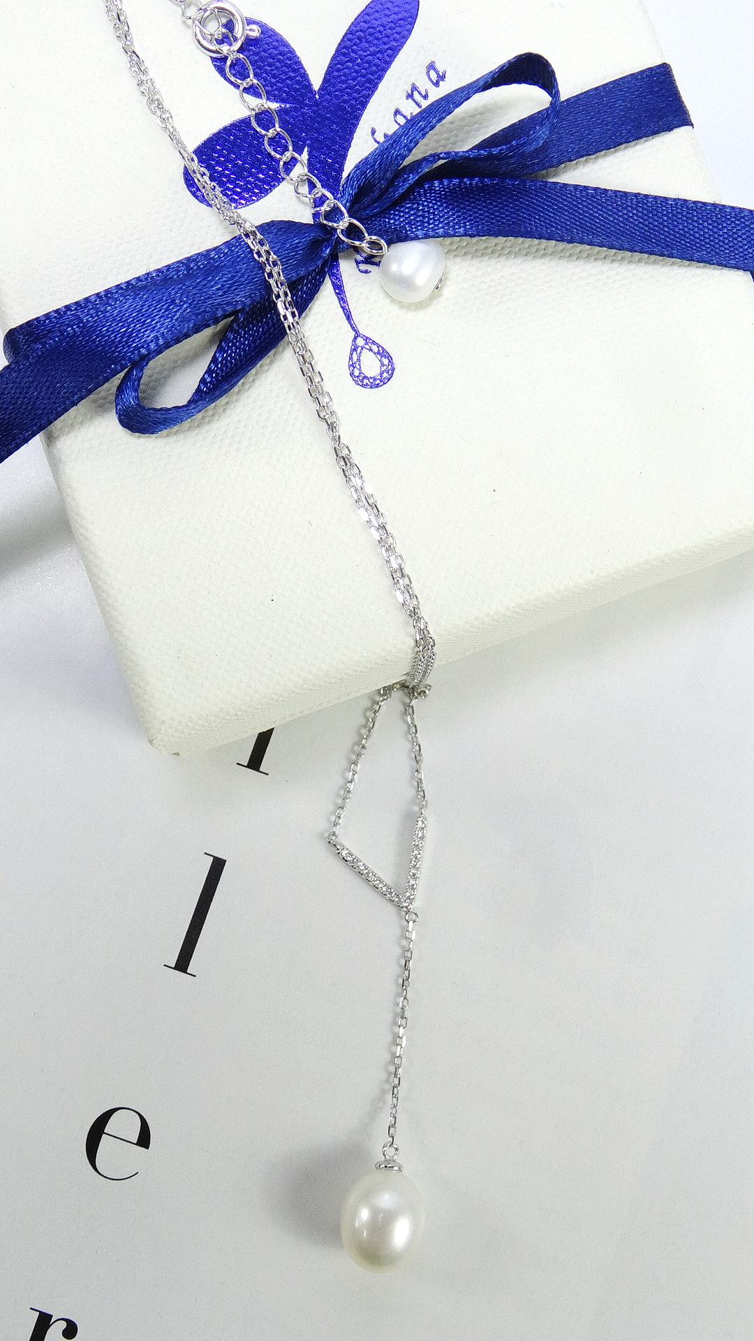 สร้อยจี้มุกแท้ ดีไซน์เก๋ตัวเรือนรูปตัว v ห้อยด้วยจี้มุกสีครีม พร้อมสร้อยเงินแท้ ความยาวจี้ 5 ซม. น่ารักมากค่ะ ชิ้นงานประณีต จัดส่งรวดเร็ว