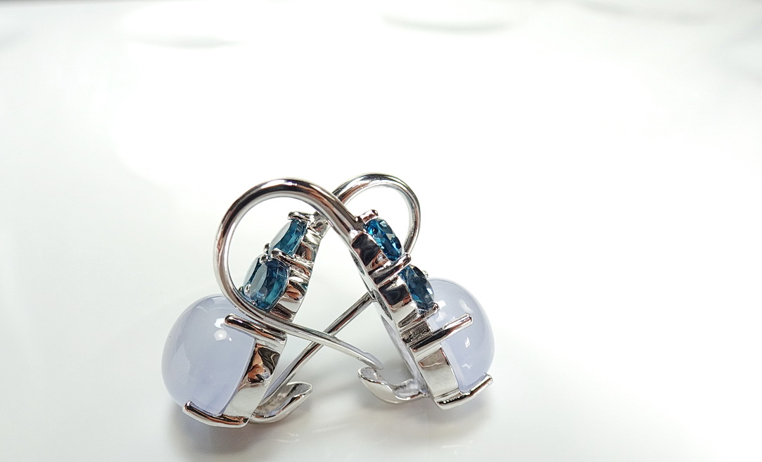 เซ็ทแหวนและต่างหูพลอยสีฟ้าบลูคาลซิโดนี (blue chalcedony) สีฟ้าพาสเทล หวานละมุน แมทซ์กับพลอยสีน้ำเงิน london blue topaz ที่บ่าข้าง สวยหวานลงตัว ตัวเรือนเงินแท้