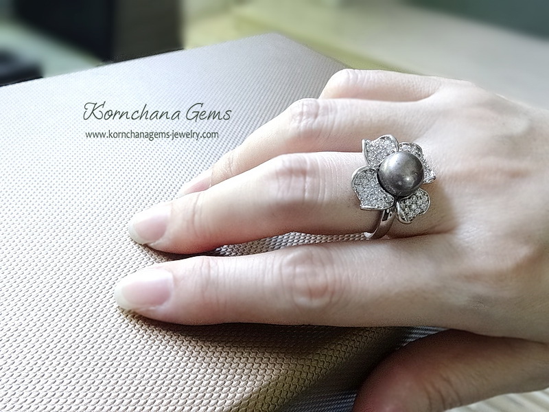 แหวนดอกไม้มุกแท้สีเทา กลีบดอกไม้ฝังเพชร cz เกรดพรีเมี่ยม ตัวเรือนเงินแท้ ชิ้นงานประณีต รับประกันความพึงพอใจ