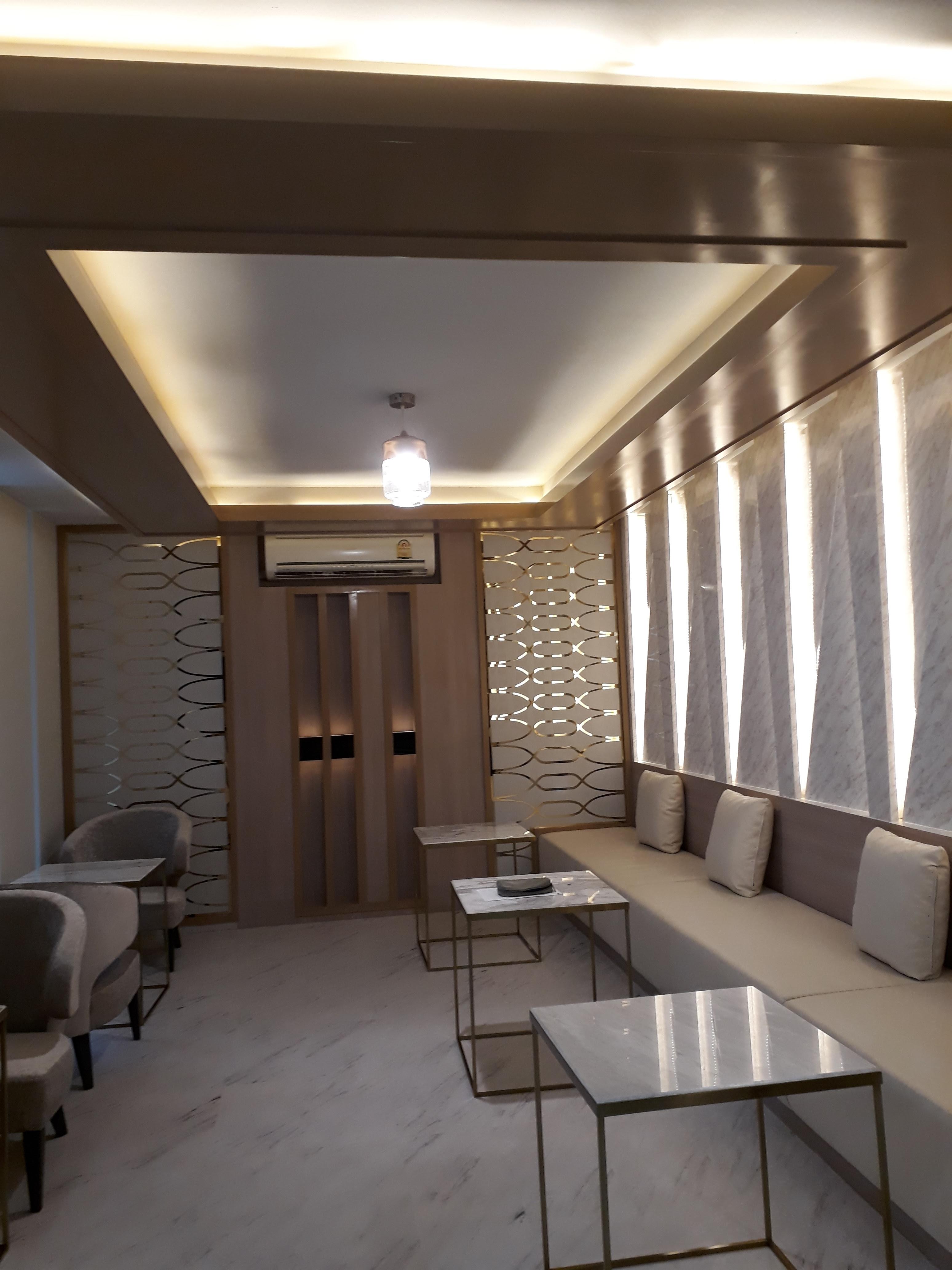 งานผลิตติดตั้ง MAYFAIR CLINIC ฉลุแผ่นไทเทเนี่ยมทองเงา 1 มม. ยึดแผ่นอะคลิลิค 3 มม. พร้อมติดตั้งราคาโรงงาน