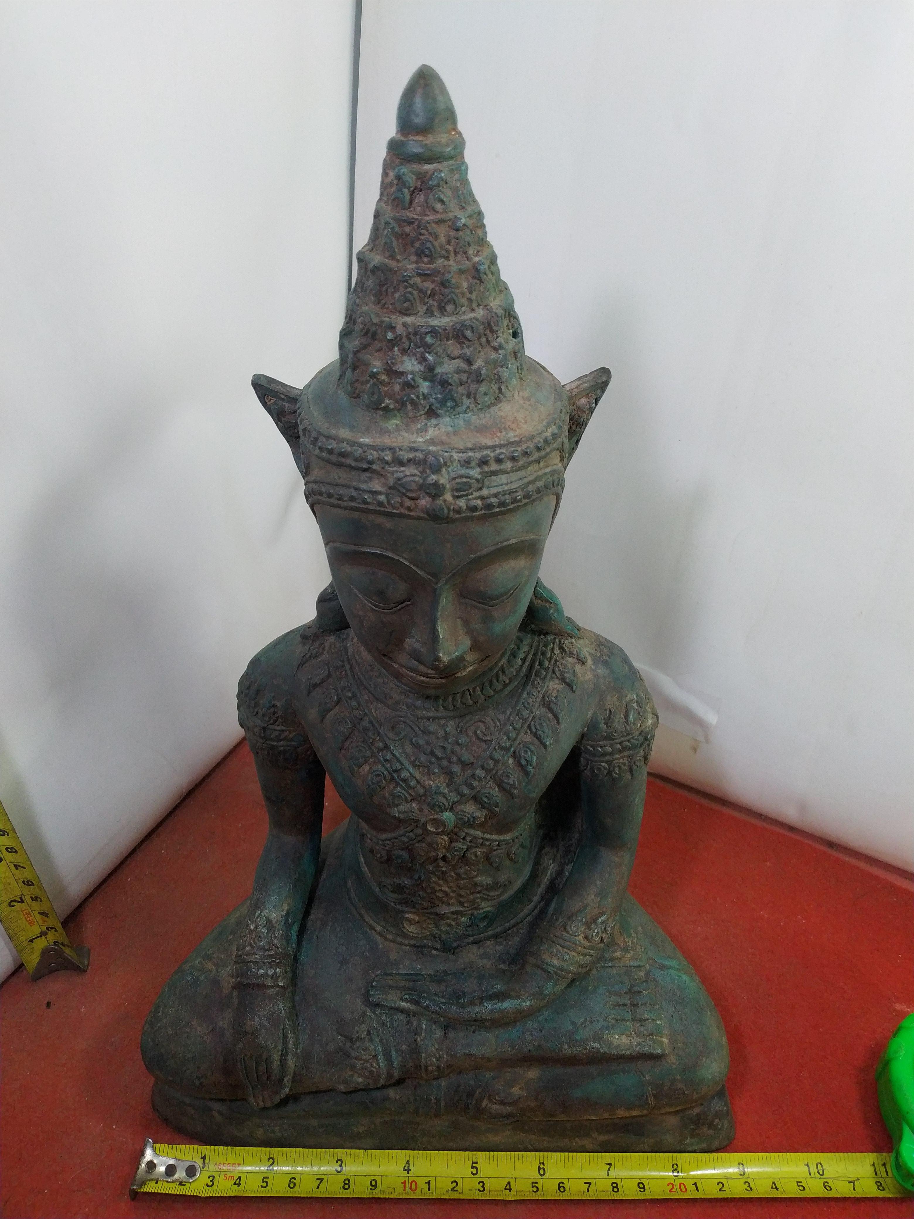 พระเชียงรุ้ง ทรงเครื่อง ปางชนะมาร เนื้อสำริดสภาพเก่า