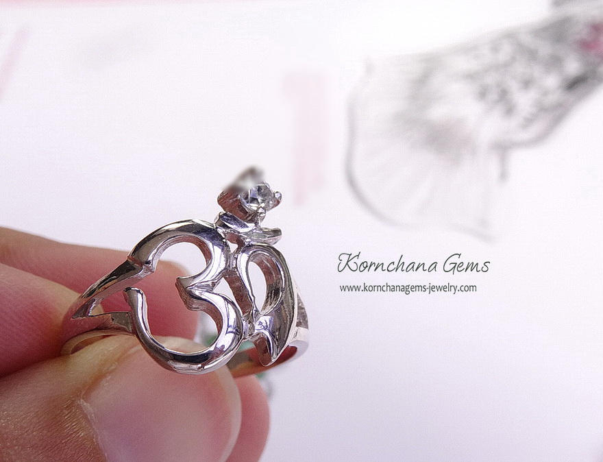 แหวน "โอม" สำหรับผู้บูชาองค์พระพิฆเนศ ตัวเรือนเงินแท้ silver925 ฝังเพทาย zircon “โอม” สัญลักษณ์ประจำองค์พระพิฆเนศ มหาเทพแห่งความสำเร็จและเป็นองค์บรมครูแห่งศิลปวิทยาการถึง 18 ประการ