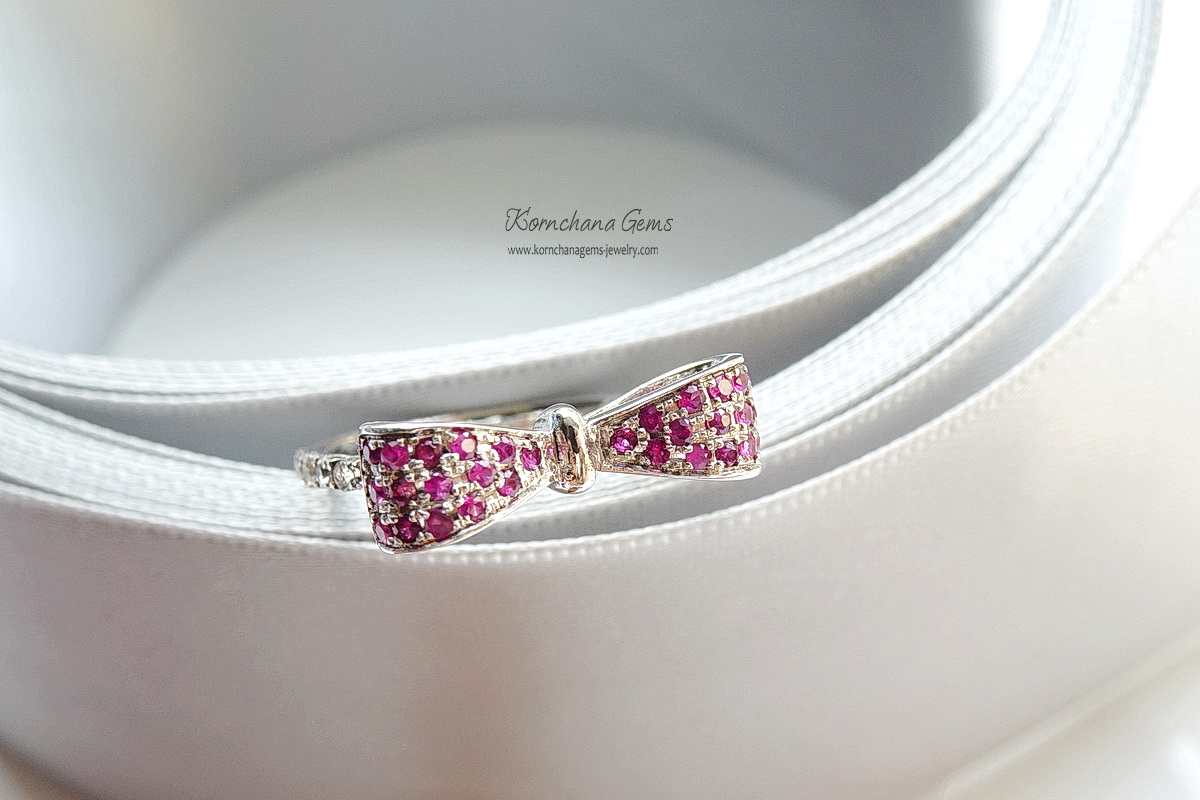 Bow ruby ring แหวนทับทิมรูปโบว์ (แหวนพลอยผู้หญิง) บ่าแหวนฝังพลอยขาว น่ารักมาก ชุบทองคำขาว ตัวเรือนเงินแท้