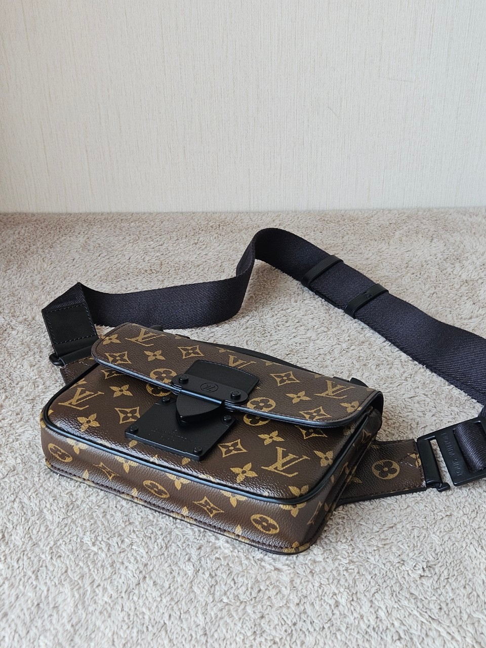 LV S-Lock Slingbag Microchip