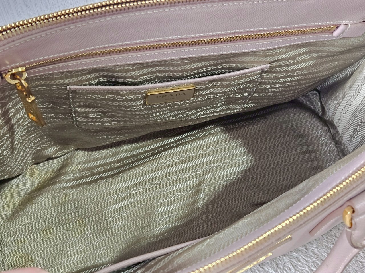 Prada Saffiano 35 Cameo