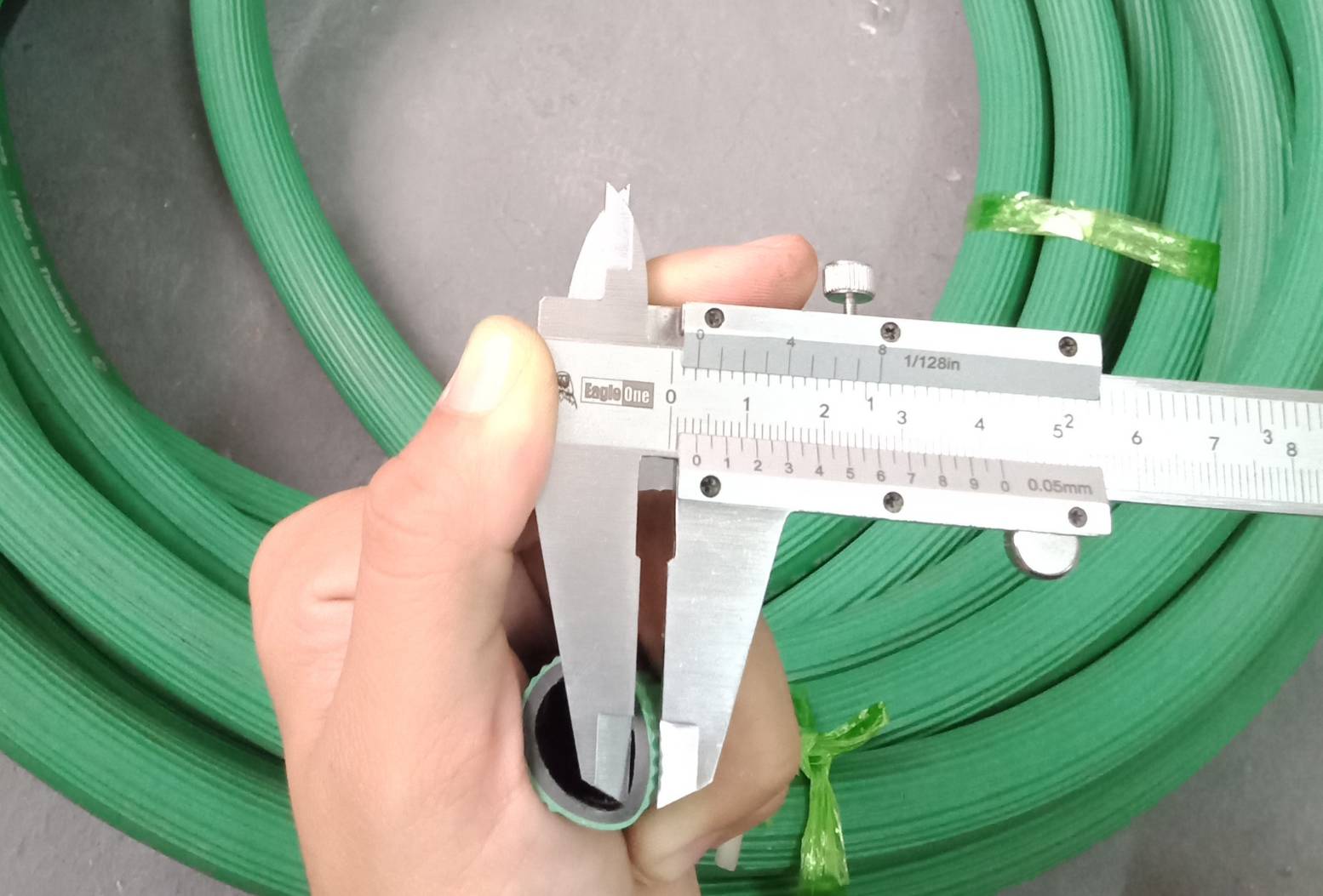 สายยางเขียวทึบ (1 ม.)