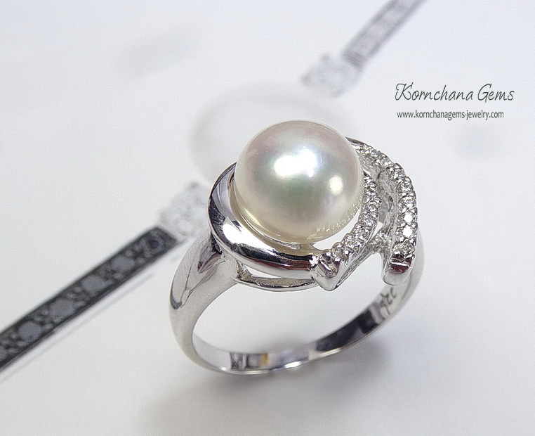 แหวนมุกน้ำจืดแท้สีขาวครีม เม็ดมุกขนาด 0.8 mm. ดีไซน์เก๋ๆ แต่เรียบหรู ใส่ติดนิ้วได้ทุกวัน ตัวเรือนเงินแท้ silver925