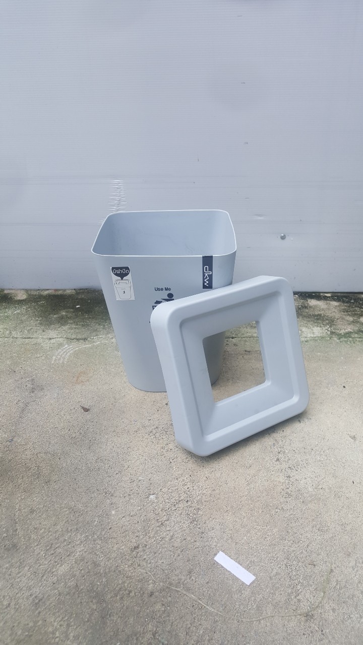 ถังขยะทรงเหลี่ยม มีฝาปิด 5.5 ลิตร