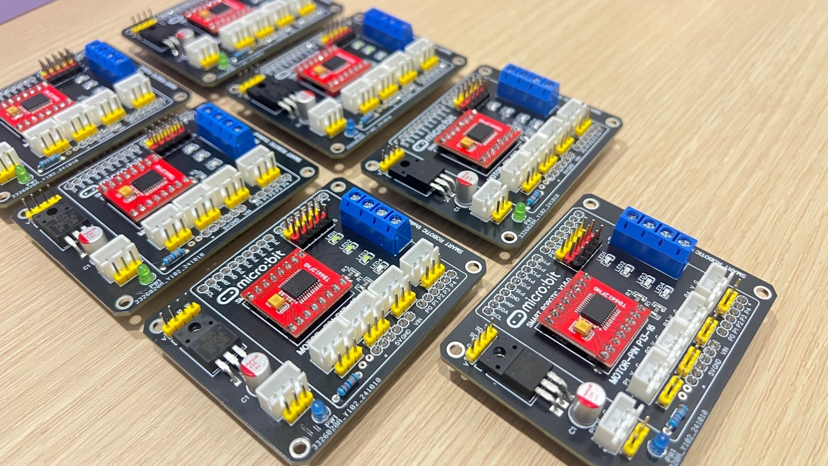 บอร์ดหุ่นยนต์ระดับกลาง พร้อมใช้งาน (ไม่รวมบอร์ดไมโครบิต)