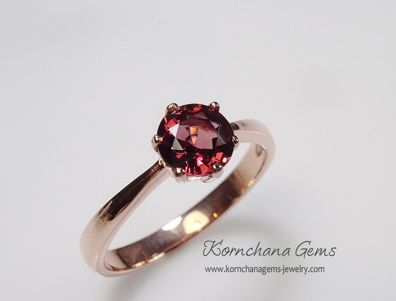 รับทำแหวนโรโดไลท์การ์เนทหรือโกเมน อัญมณีคนเกิดเดือนมกราคม ตามแบบเป็นพลอยสีชมพูอมม่วงหรืออมส้มเลือกเฉดสีได้ค่ะ เลือกสีตัวเรือนได้ตามต้องการ