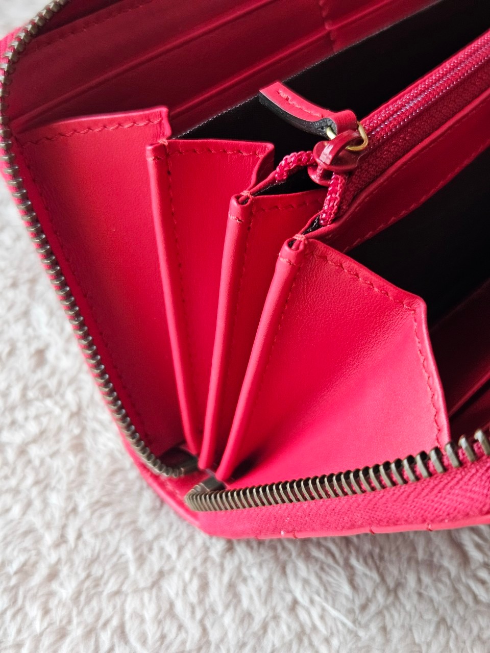 Gucci Marmont Zip Around Wallet สีแดง