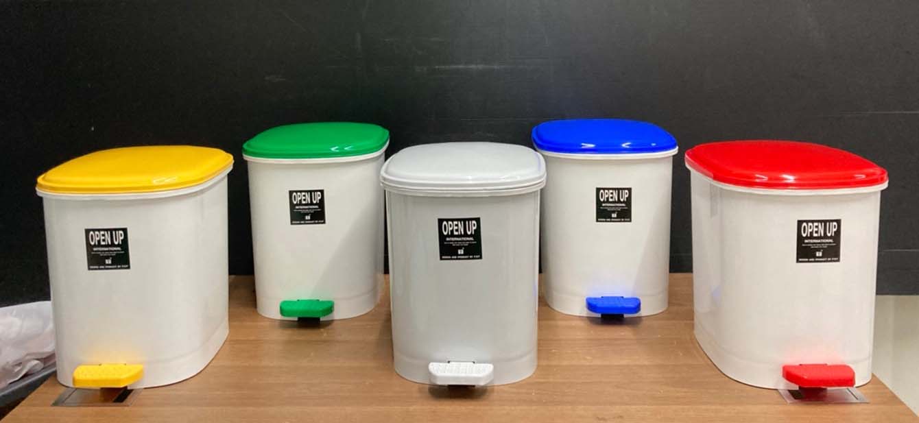 ถังขยะทรงเหลี่ยม เท้าเหยียบ ฝาสี 12 ลิตร