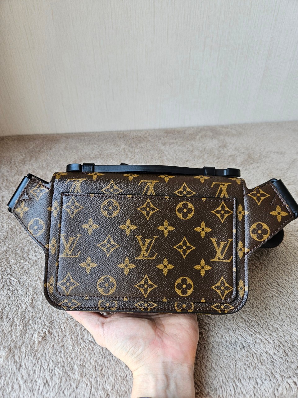 LV S-Lock Slingbag Microchip