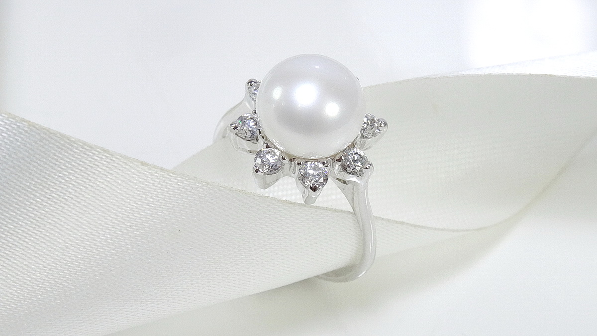 แหวนมุกน้ำจืดแท้ สีขาวครีม ดีไซน์เป็นดอกไม้หวาน ชิ้นงานประณีตสุดๆ ตัวเรือนเงินแท้ สวยหรู ใส่กับเดรสหวานๆ , ชุดไทย,ชุดไปงานเลี้ยงก็เหมาะค่ะ