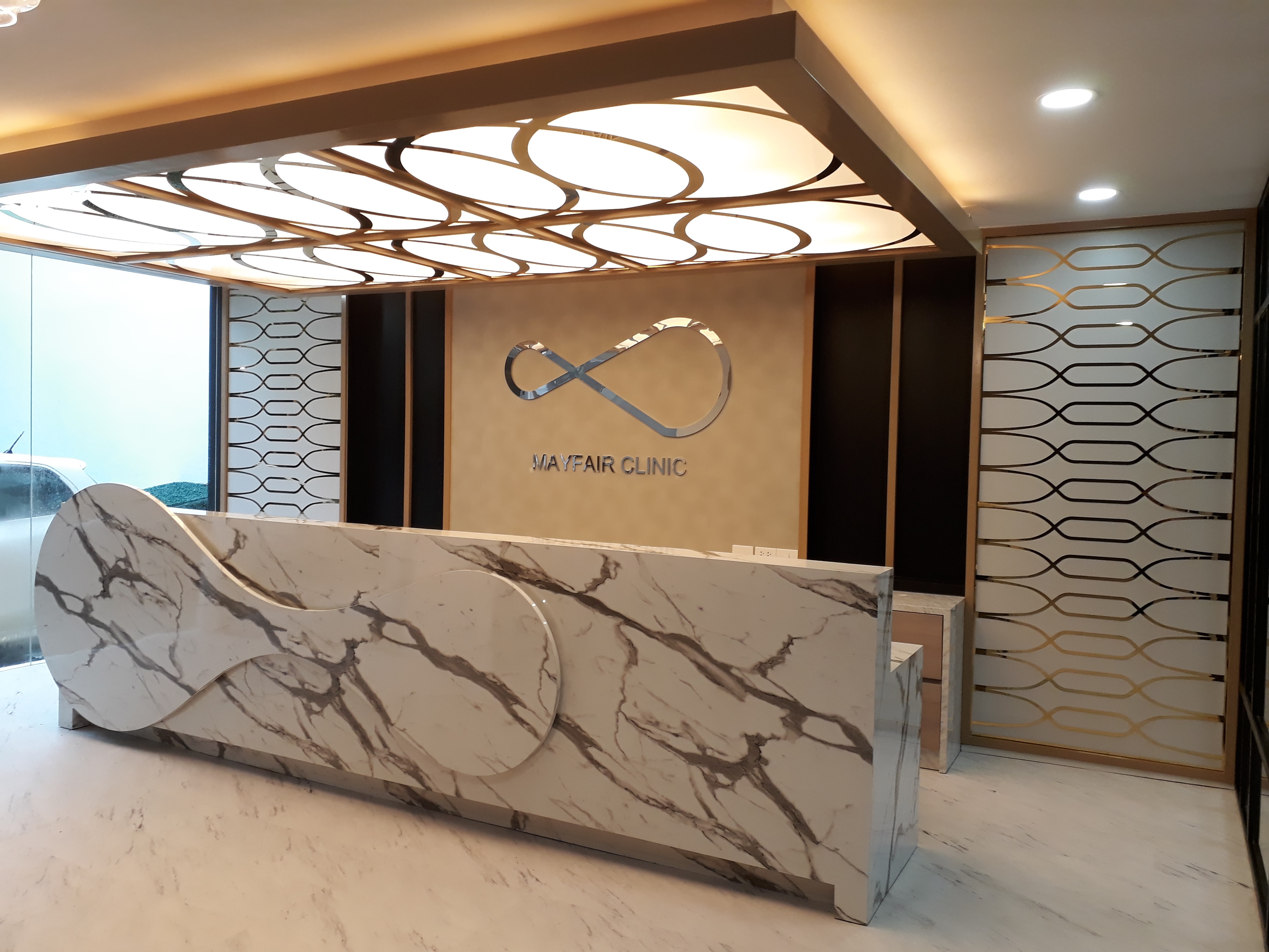 งานผลิตติดตั้ง MAYFAIR CLINIC ฉลุแผ่นไทเทเนี่ยมทองเงา 1 มม. ยึดแผ่นอะคลิลิค 3 มม. พร้อมติดตั้งราคาโรงงาน
