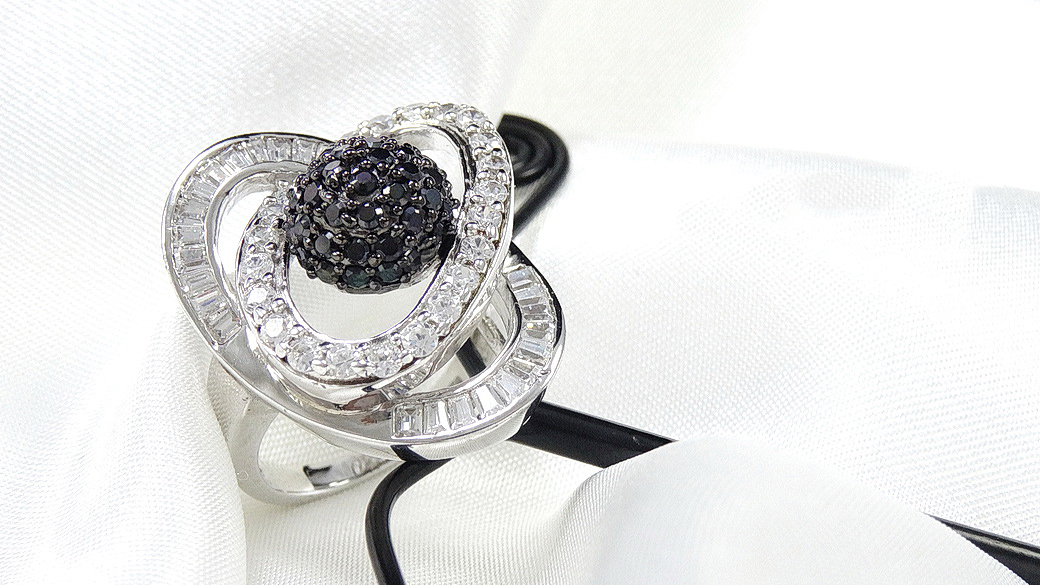 แหวนเพชรCZ เกรดพรีเมี่ยม ตรงกลางฝังด้วย black diamond ล้อมด้วยเพชรกลมและเหลี่ยมเล่นไฟ ใสวิ๊ง หรูหราอลังการ