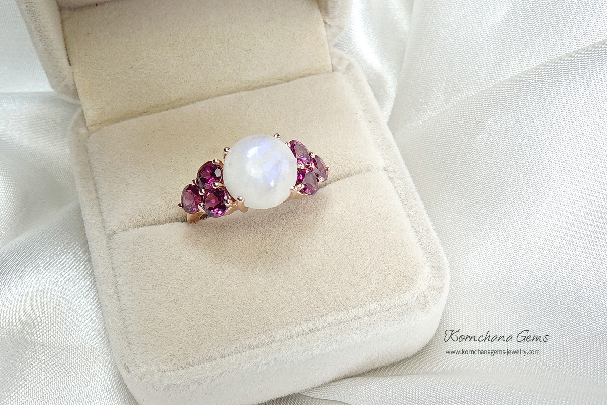เซ็ทแหวนและต่างหูพลอยสีขาวมูนสโตนหรือมุกดาหาร อัญมณีประจำราศีเมถุน พลอยสีขาวเหมือนน้ำนม เจียระไนหลังเบี้ย แมทซ์กับสีชมพูอมม่วงหวานๆของโรโดไลท์ที่บ่าข้าง สวยหวานลงตัว