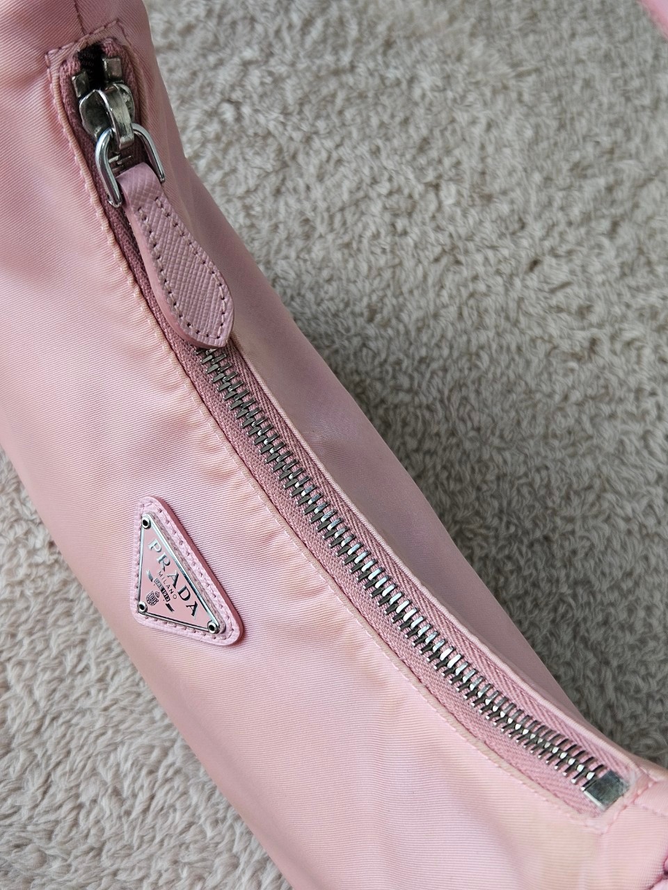 Prada Re-Edition 2005 Re-Nylon หูหนัง สีชมพู