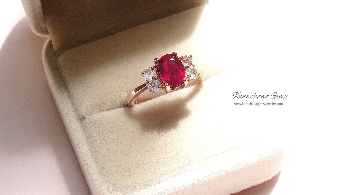 แหวนทับทิมแท้ แหวนพลอยสีชมพูสวย ใสวิ๊งเล่นไฟ แต่งบ่าข้างด้วยพลอยขาวไวท์โทพาส แมทช์กับตัวเรือนเงินแท้ชุบสีพิงโกลด์ ฝีมือประณีตสุดๆ รับประกันความพอใจ