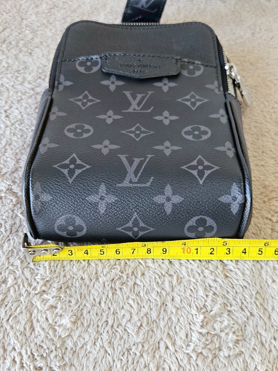 LV Outdoor Slingbag Taigarama Black Microchip