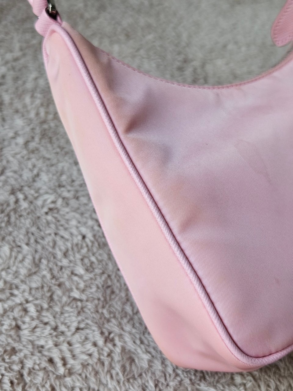 Prada Re-Edition 2005 Re-Nylon หูหนัง สีชมพู