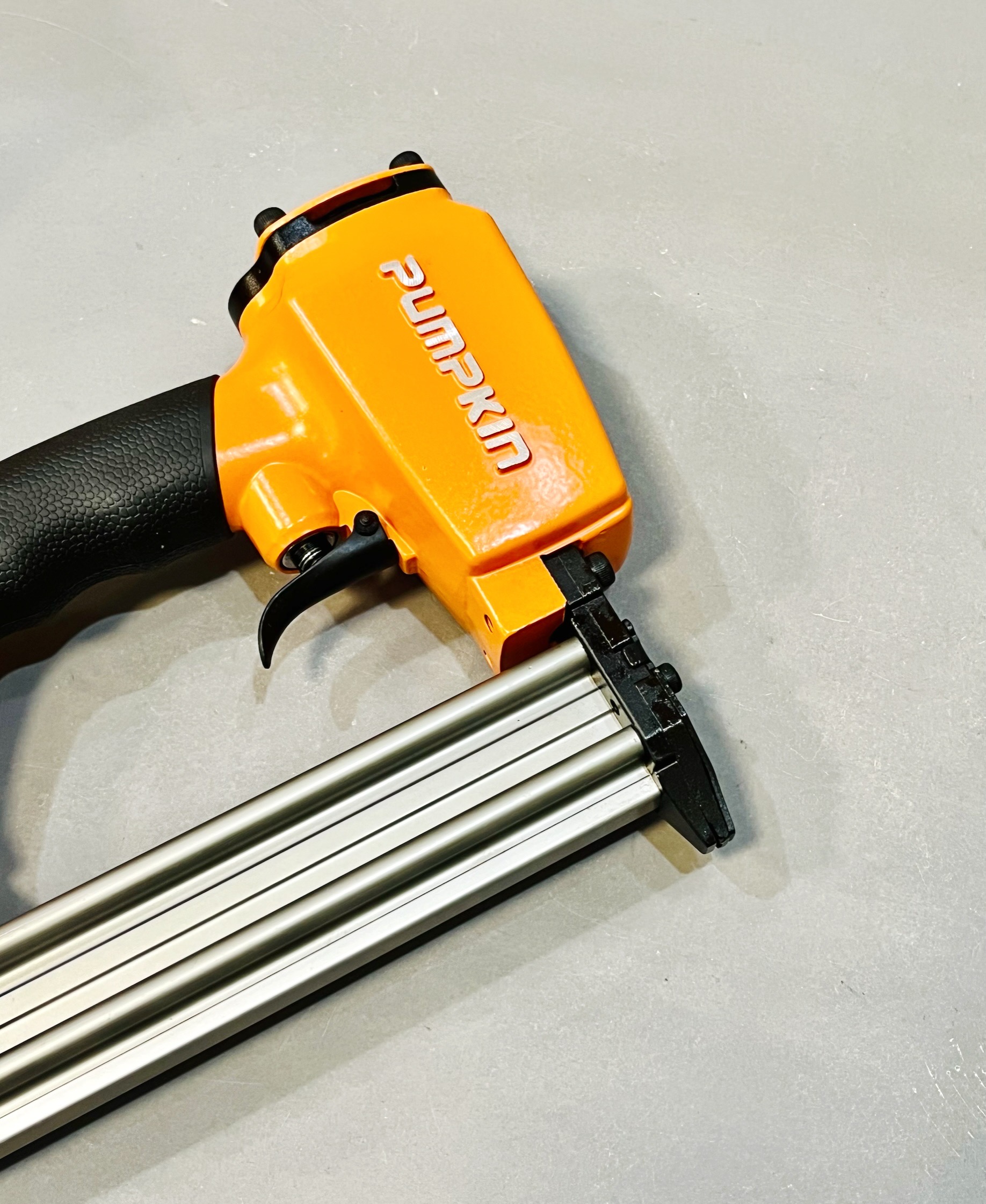 ปืนยิงตะปูลมขาเดี่ยว F-30 พัมคิน