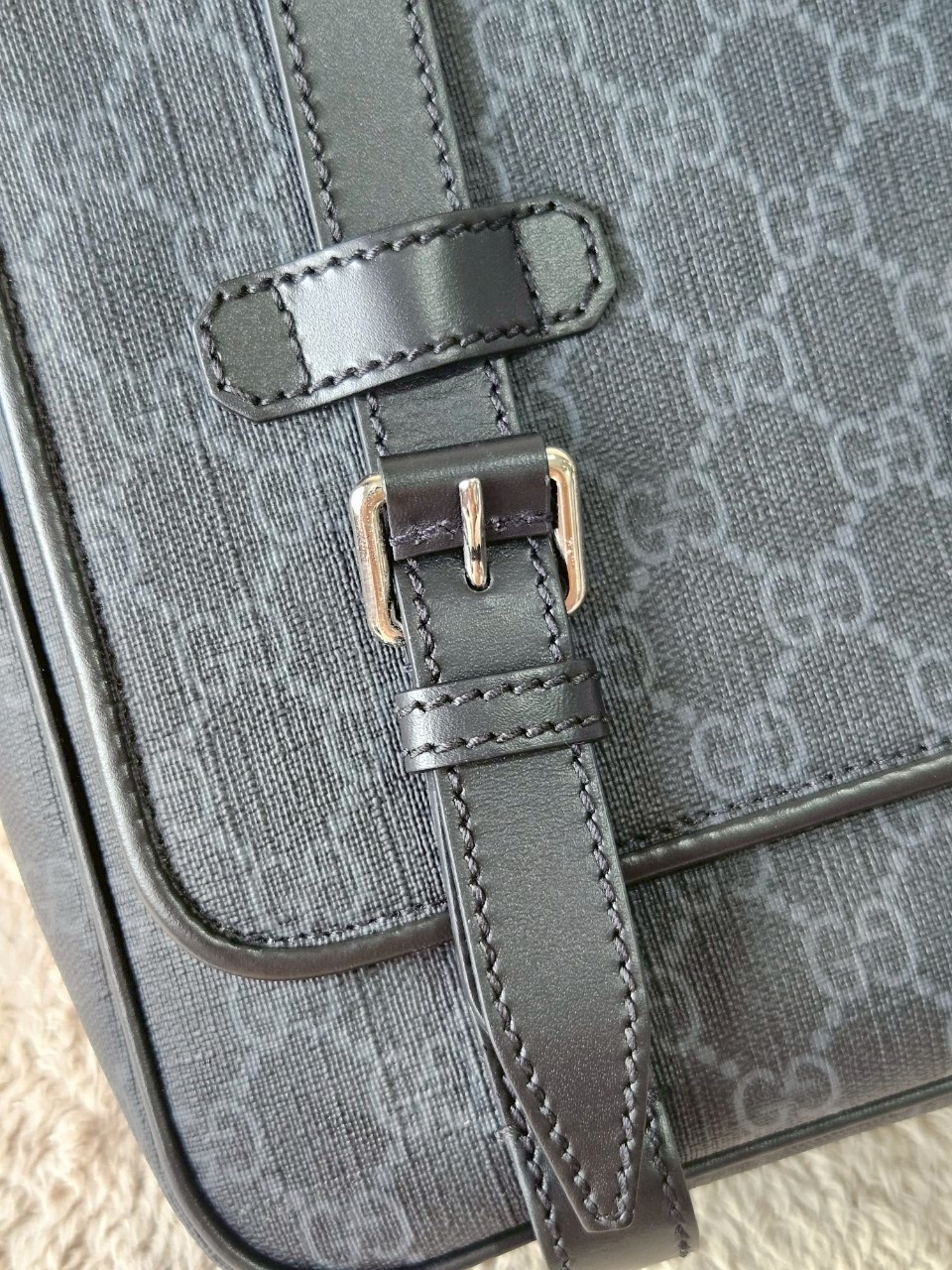 gucci messenger black GG