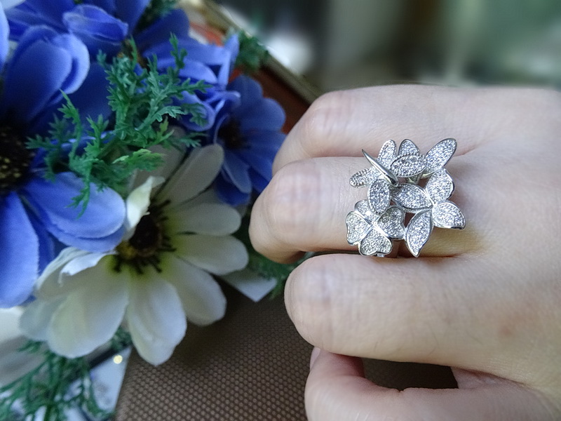 แหวนเพชรCZ ดีไซน์เป็นแหวน 2 วงซ้อนกันรูปผีเสื้อและดอกไม้ ใส่ได้ 2 แบบ ประดับเพชร cz เกรดพรีเมี่ยม ตัวเรือนเงินแท้