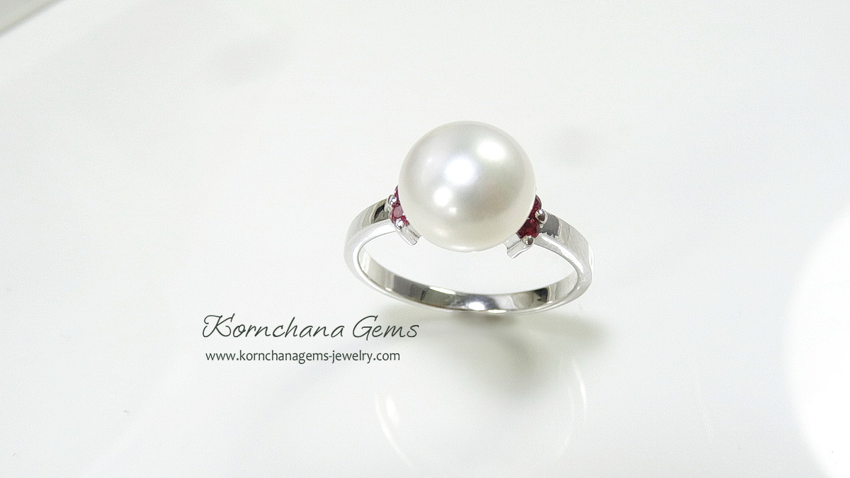 แหวนมุกน้ำจืดแท้สีครีม ดีไซน์เรียบเก๋ น่ารักใส่ติดนิ้วได้ทุกวัน ตัวเรือนเงินแท้ silver92 จัดส่งรวดเร็ว รับประกันความพึงพอใจ