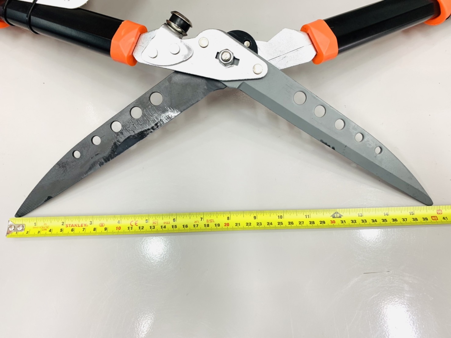 กรรไกรตัดหญ้า พัมคิน 26" ด้ามอลูมิเนียม