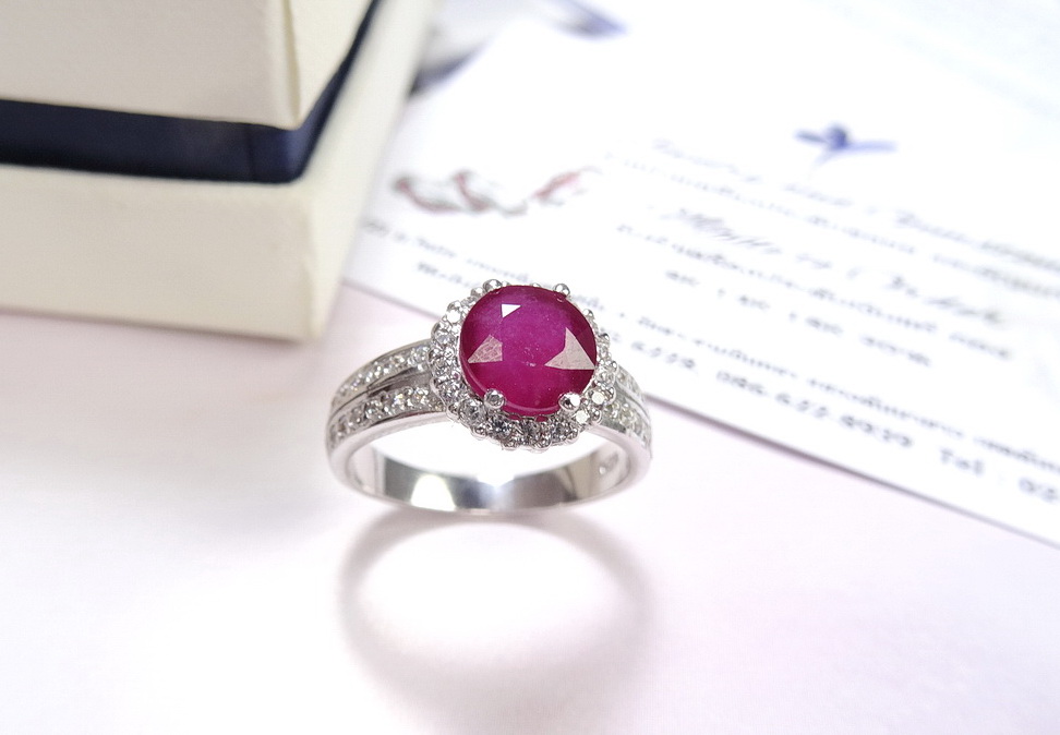 รับทำแหวนทับทิมตามแบบเป็นพลอยทับทิมสีชมพูทรงกลมล้อมเพทาย หรือเพชรแท้ได้ตามความต้องการ คลาสสิคสไตล์ ใส่ได้ตลอด ไม่มีตกยุค สั่งผลิตตัวเรือนทอง 10k,14k,18k หรือทอง 90%