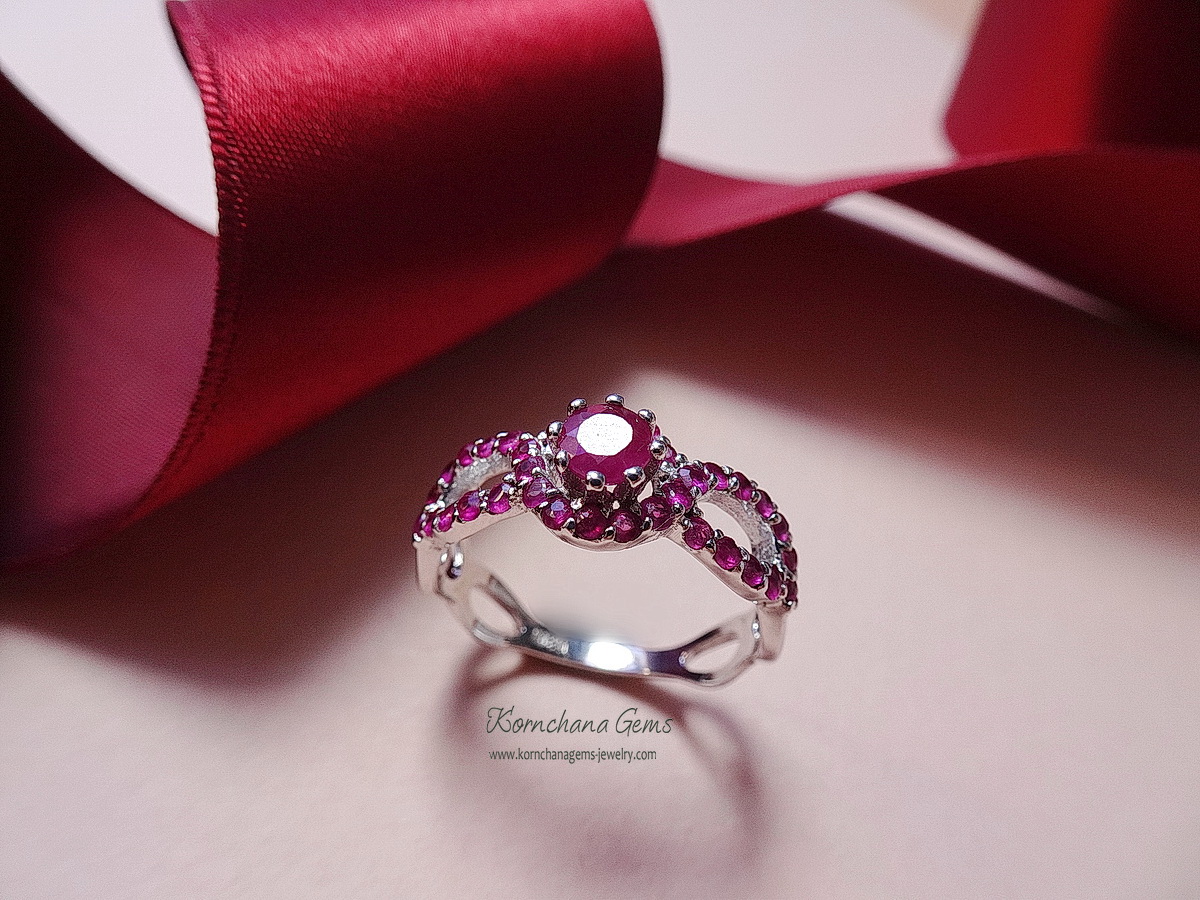 เซ็ทต่างหู,แหวนพลอยทับทิมแท้ สีชมพูอมแดงสวยมาก ตัวเรือนเงินแท้ ดีไซน์เก๋ใส่ติดนิ้วในชีวิตประจำวันได้เลยค่ะ ราคาโปรโมชั่น เหลือ 2,900-เท่านั้นจ้า