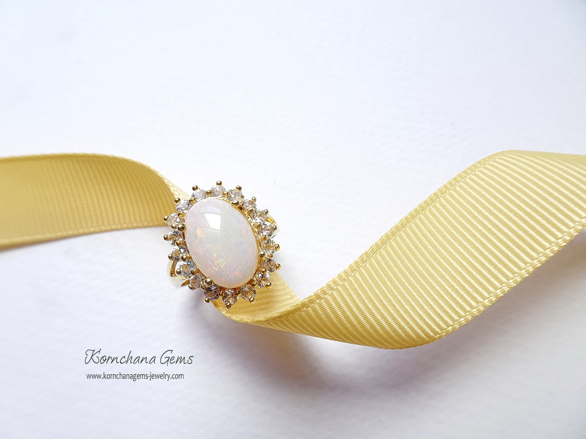 แหวนพลอยแท้สไตล์วินเทจ แหวนโอปอลทรงไข่เจียระไนหลังเบี้ยล้อมเพทายวิ๊งๆ ตัวเรือนเงินแท้ ชุบสีทองอ่อนๆ สวยคลาสสิคตลอดกาล